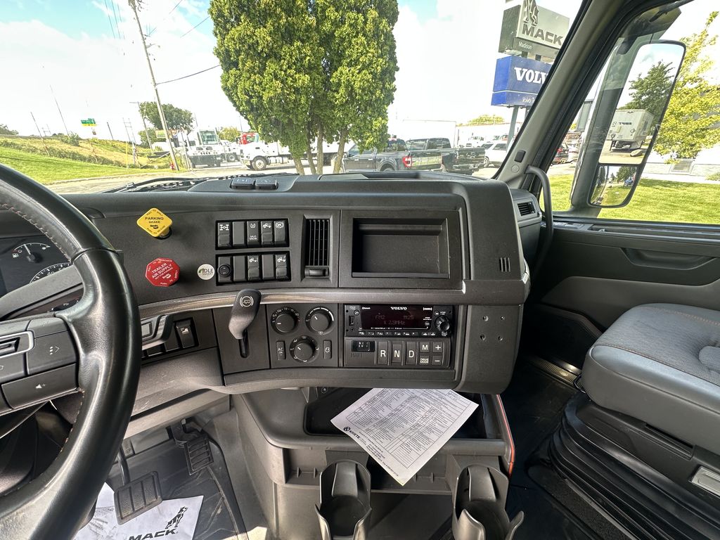Slide images of 2023 VOLVO VNL64T760