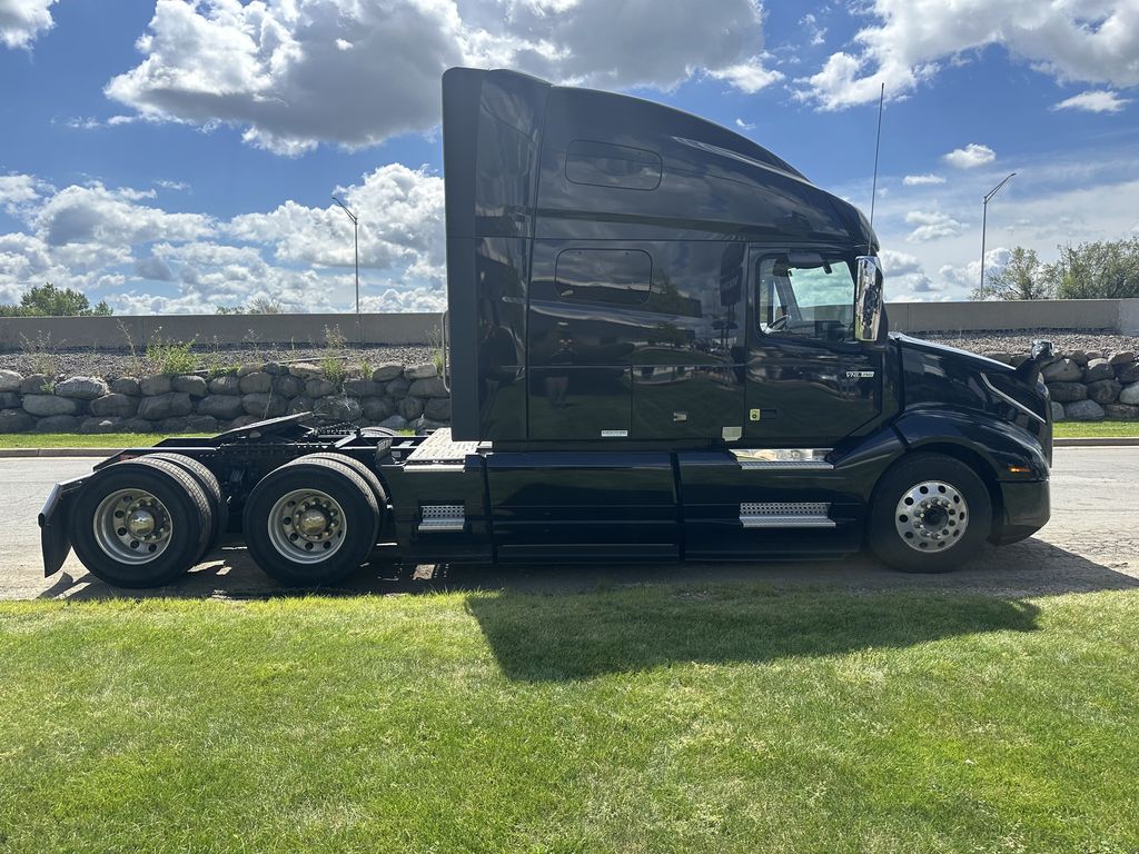 Slide images of 2023 VOLVO VNL64T760