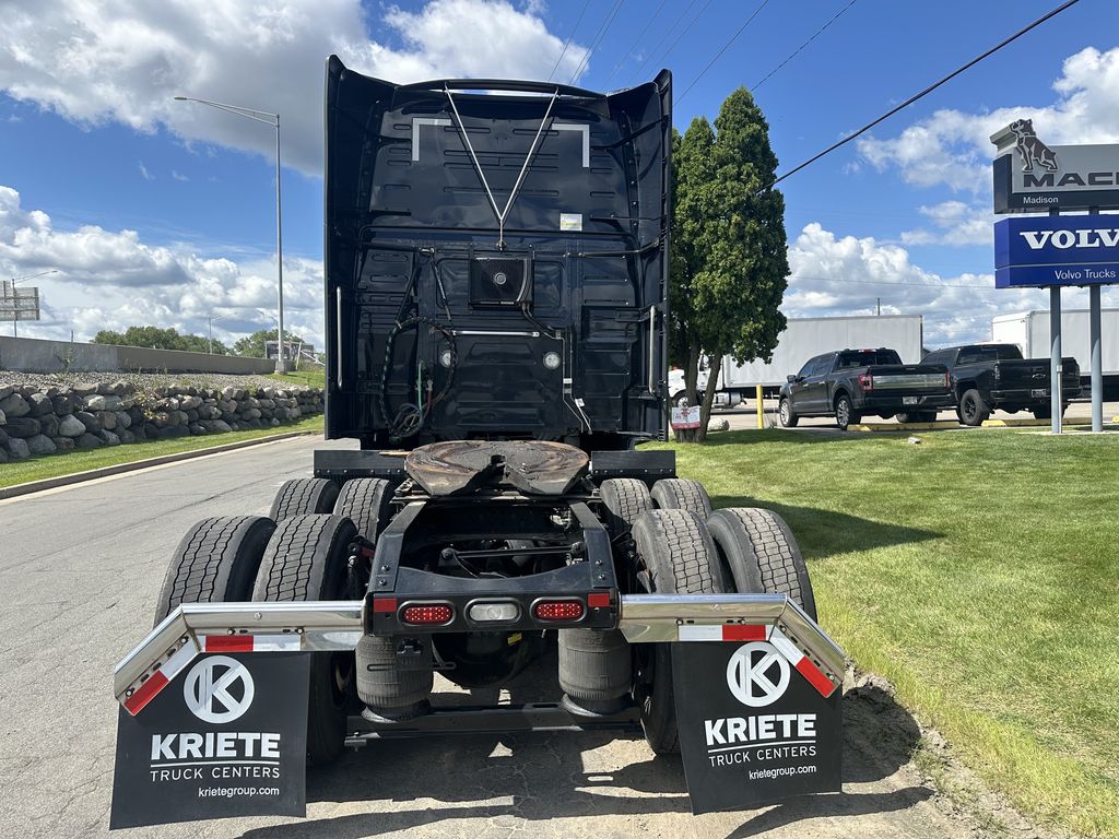 Slide images of 2023 VOLVO VNL64T760