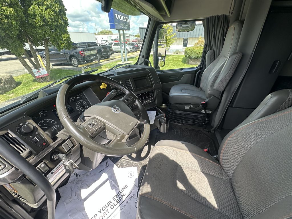 Slide images of 2023 VOLVO VNL64T760