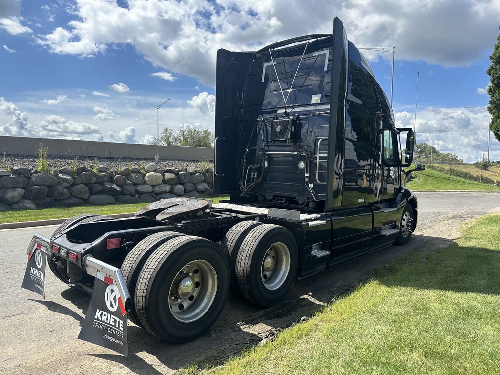 Slide images of 2023 VOLVO VNL64T760