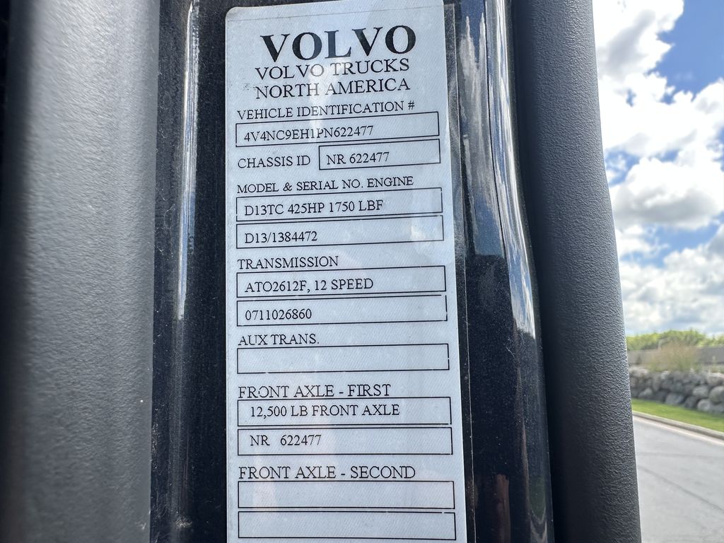 Slide images of 2023 VOLVO VNL64T760