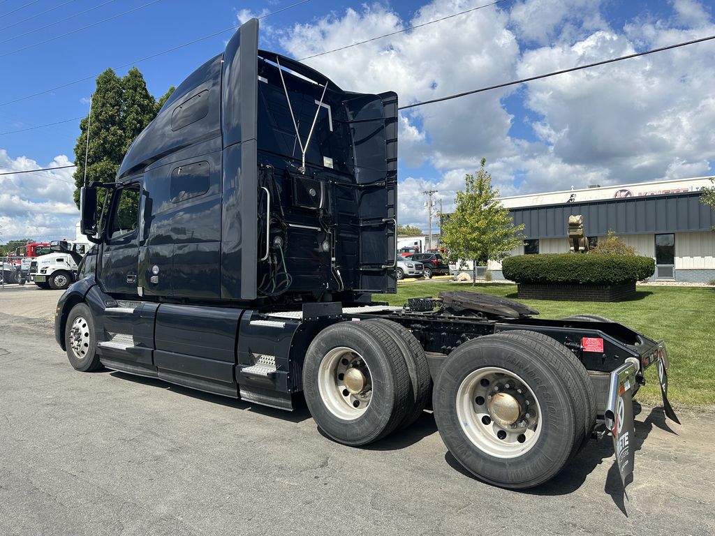 Slide images of 2023 VOLVO VNL64T760