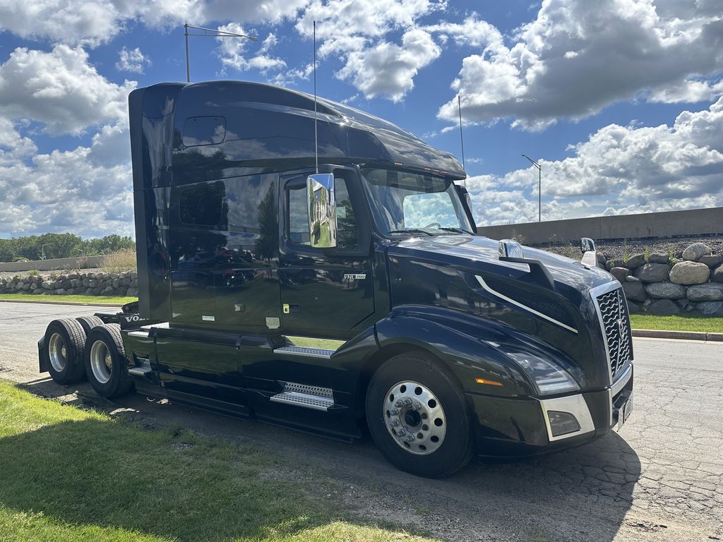 Slide images of 2023 VOLVO VNL64T760