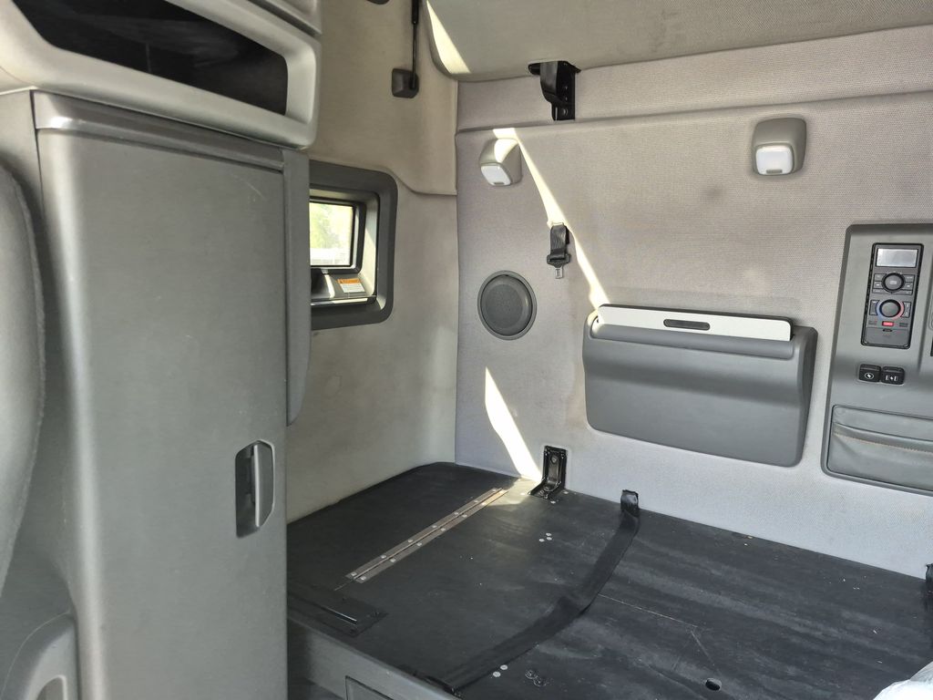 Slide images of 2021 VOLVO VNL64T760