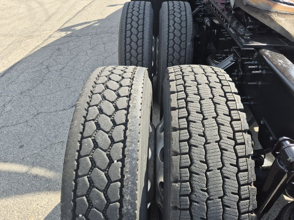 Slide images of 2021 VOLVO VNL64T760