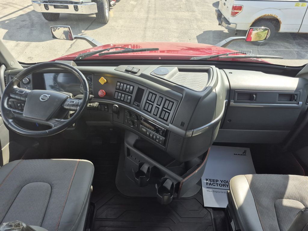 Slide images of 2021 VOLVO VNL64T760