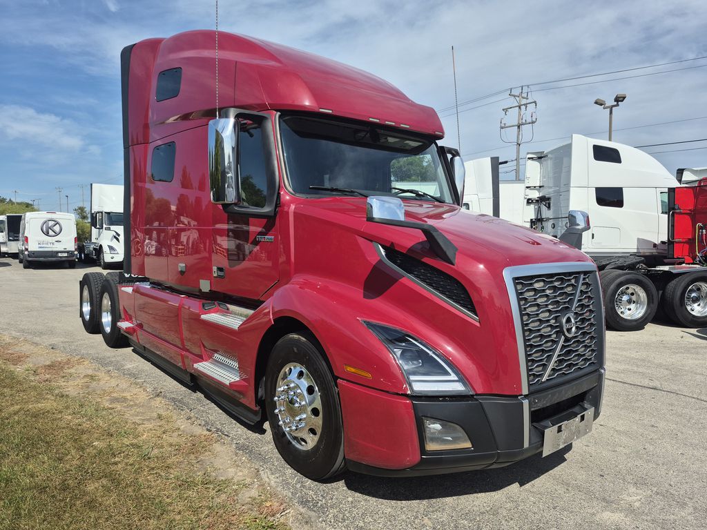 Slide images of 2021 VOLVO VNL64T760