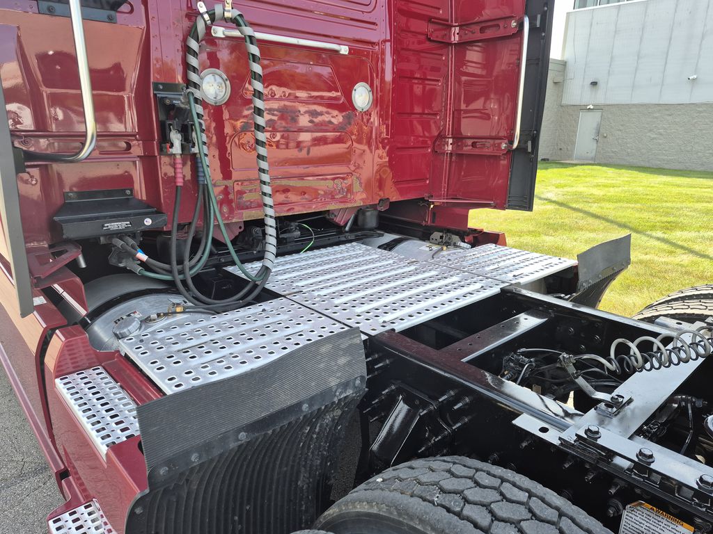 Slide images of 2021 VOLVO VNL64T760