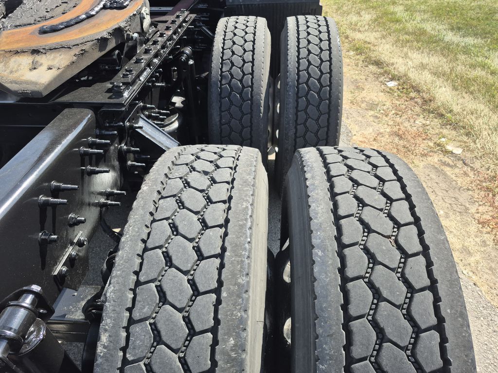 Slide images of 2021 VOLVO VNL64T760