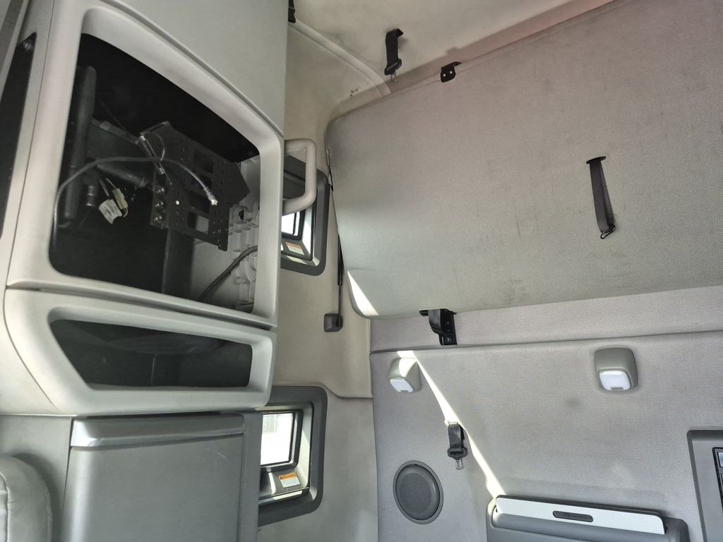 Slide images of 2021 VOLVO VNL64T760