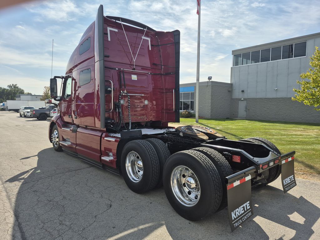 Slide images of 2021 VOLVO VNL64T760