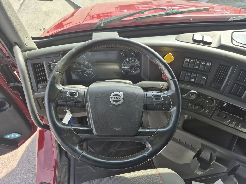 Slide images of 2021 VOLVO VNL64T760