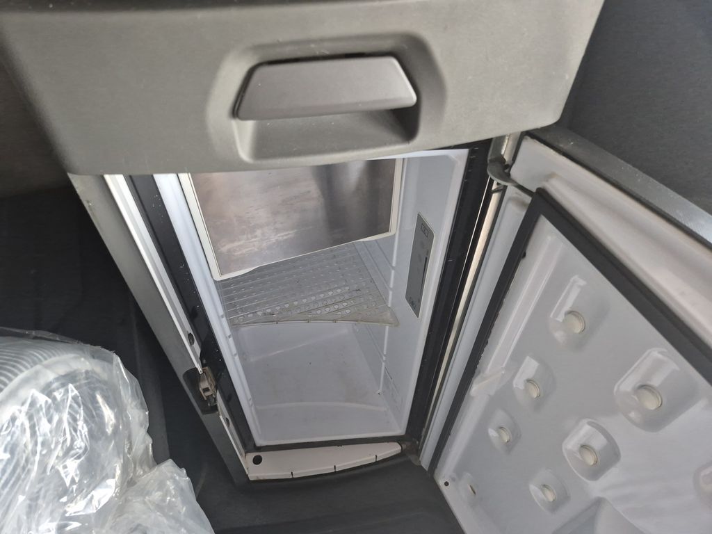 Slide images of 2021 VOLVO VNL64T760