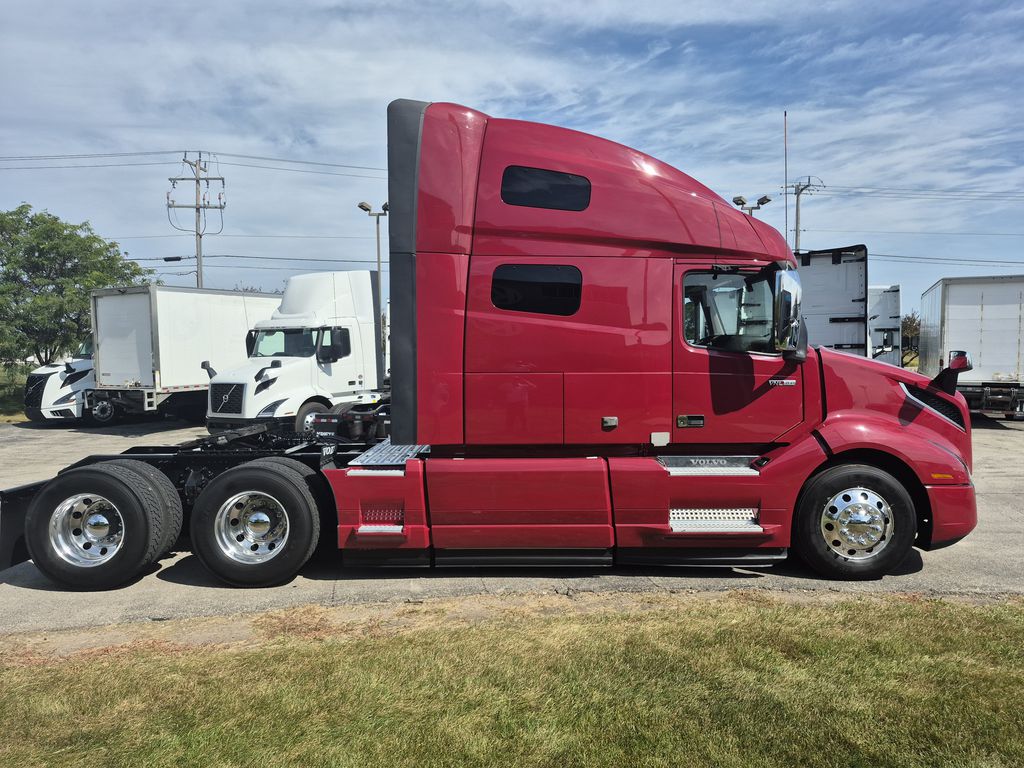 Slide images of 2021 VOLVO VNL64T760
