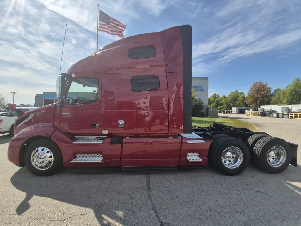 Slide images of 2021 VOLVO VNL64T760