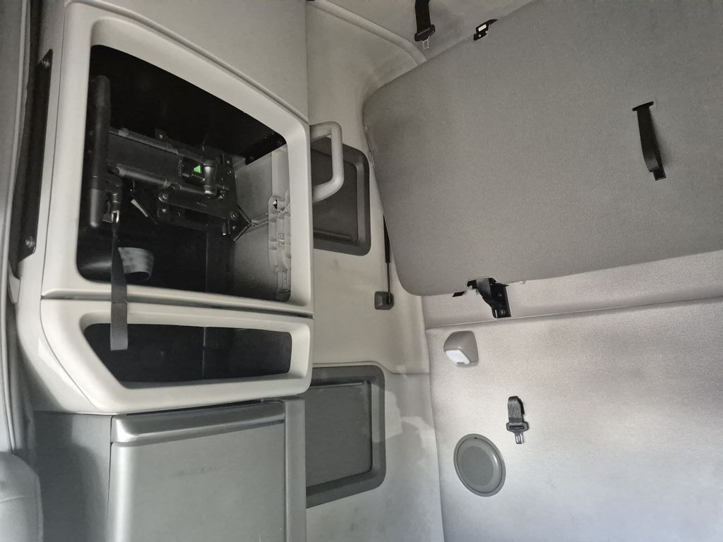 Slide images of 2023 VOLVO VNL64T760