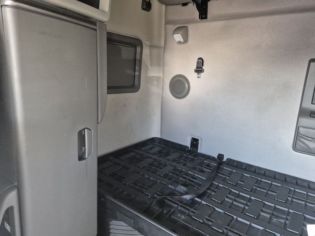 Slide images of 2023 VOLVO VNL64T760