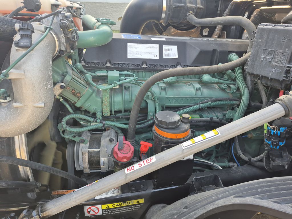 Slide images of 2023 VOLVO VNL64T760