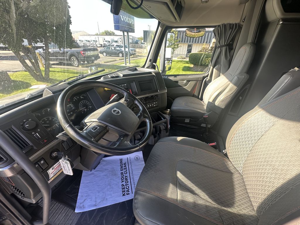 Slide images of 2023 VOLVO VNL64T760