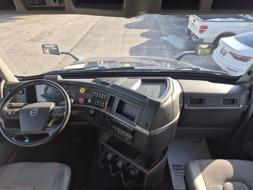 Slide images of 2023 VOLVO VNL64T760