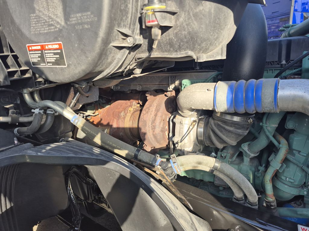 Slide images of 2023 VOLVO VNL64T760