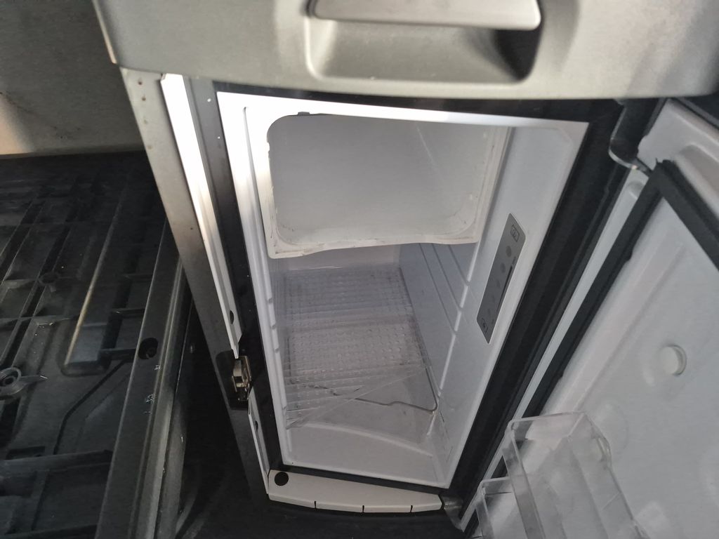 Slide images of 2023 VOLVO VNL64T760