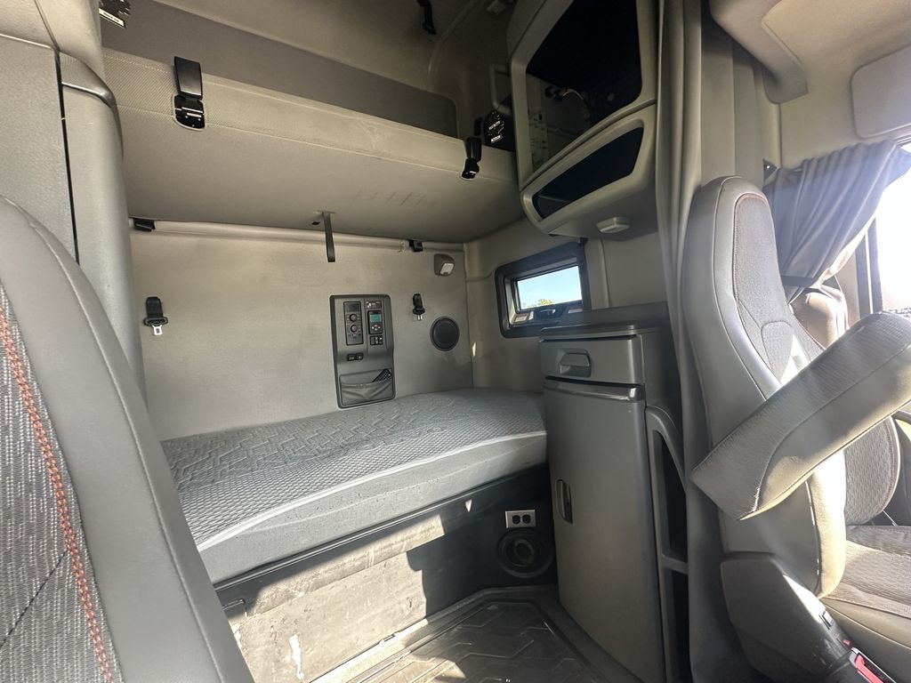 Slide images of 2023 VOLVO VNL64T760