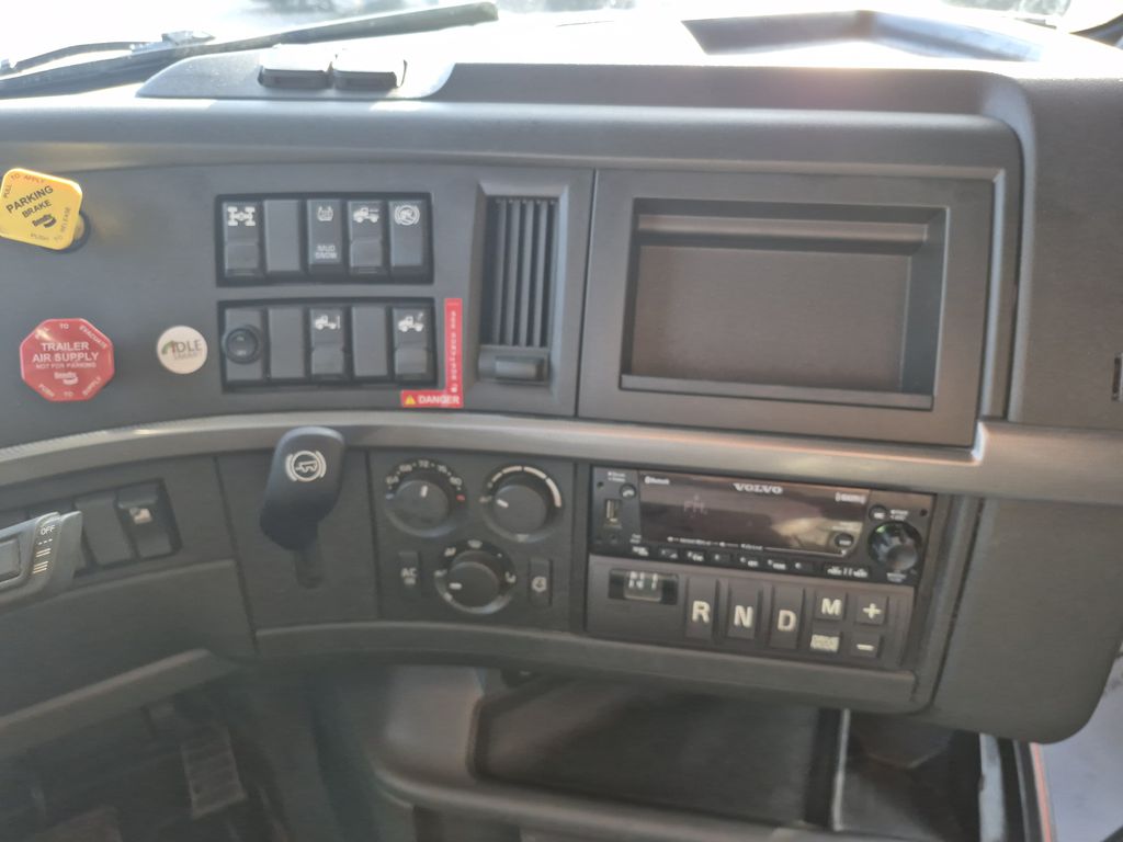 Slide images of 2023 VOLVO VNL64T760