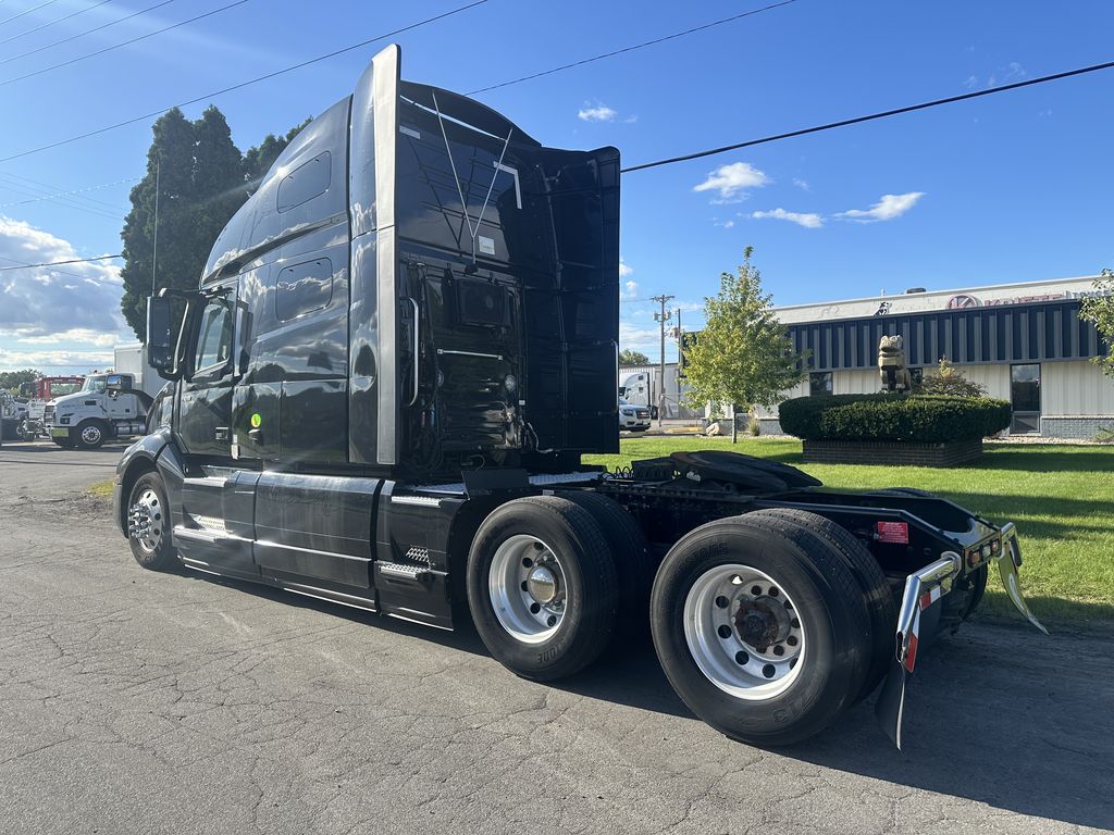 Slide images of 2023 VOLVO VNL64T760