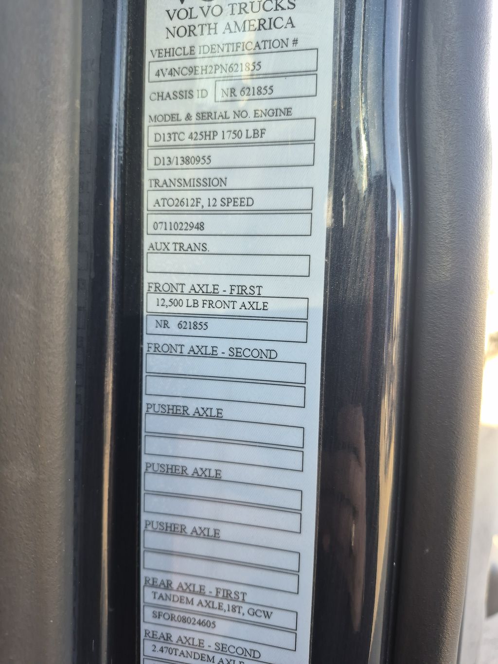 Slide images of 2023 VOLVO VNL64T760