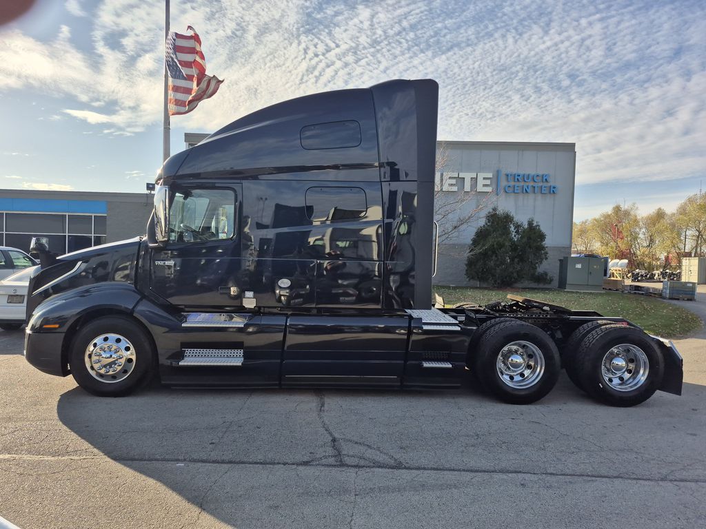 Slide images of 2023 VOLVO VNL64T760