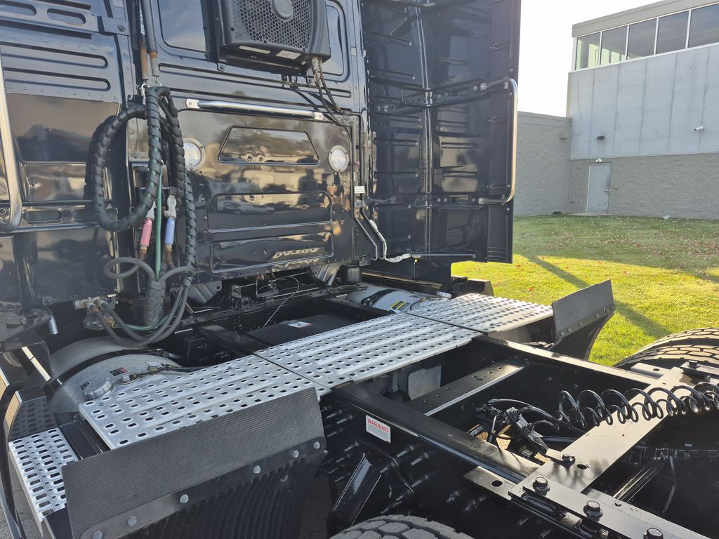 Slide images of 2023 VOLVO VNL64T760