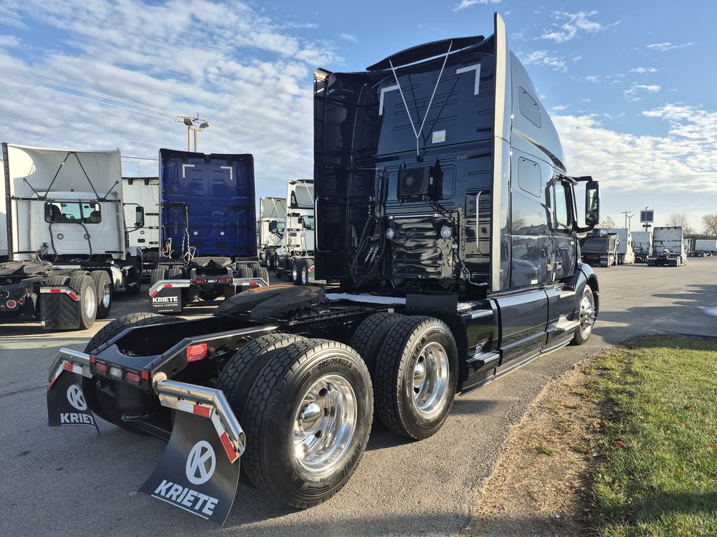 Slide images of 2023 VOLVO VNL64T760