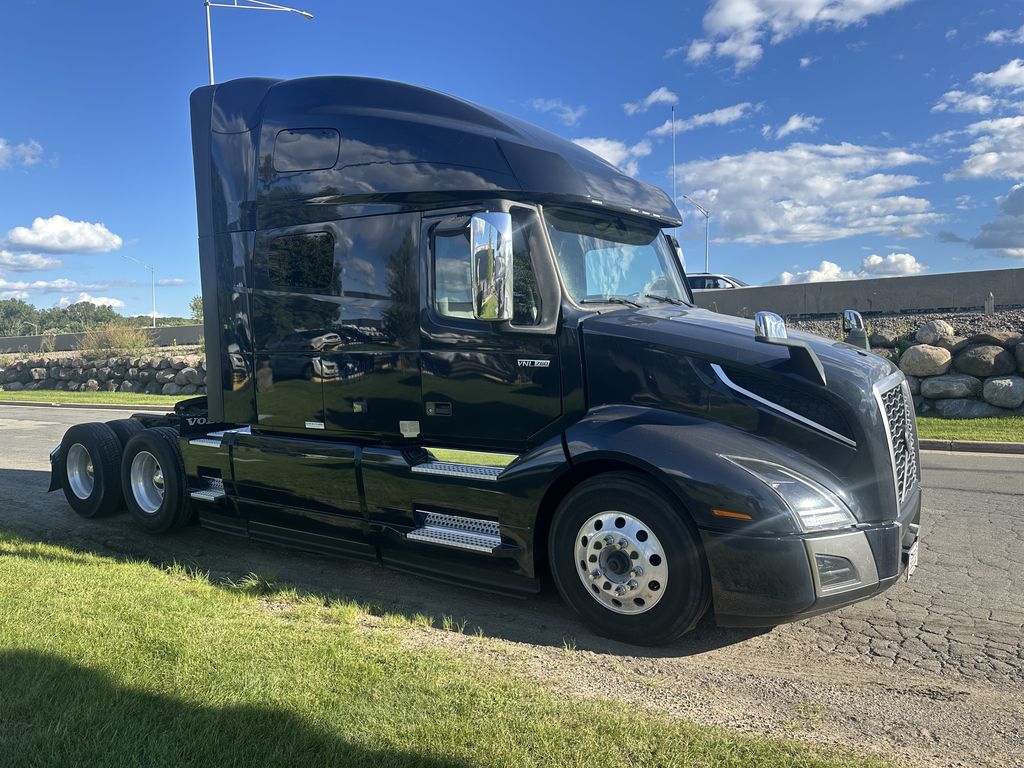 Slide images of 2023 VOLVO VNL64T760