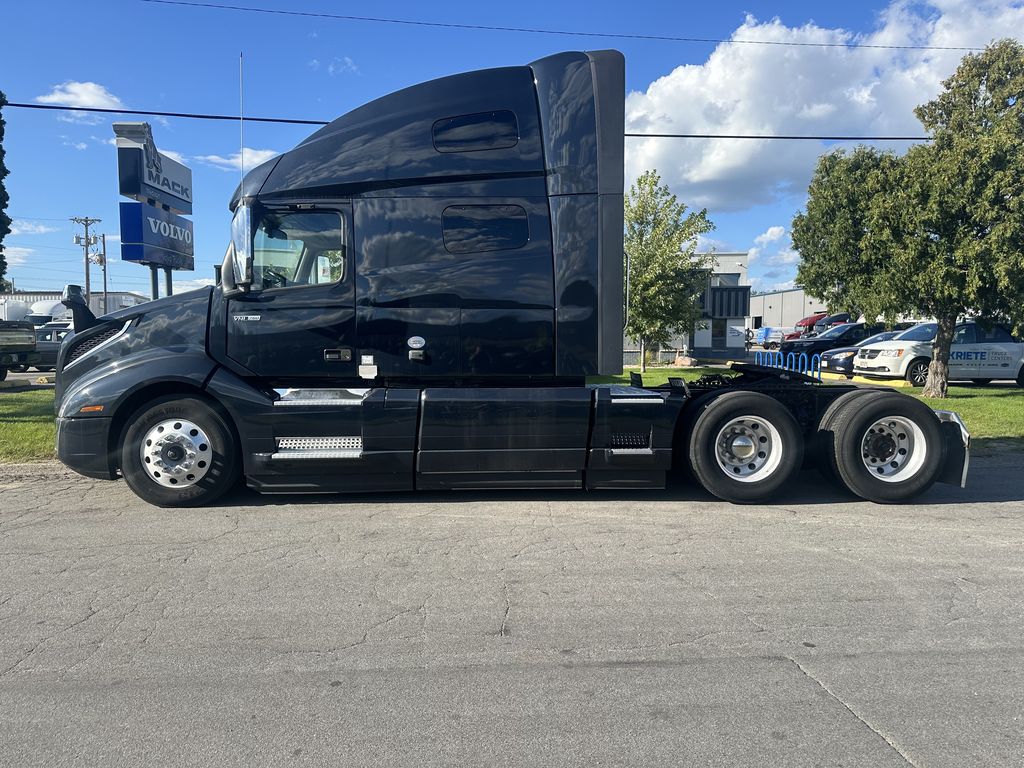 Slide images of 2023 VOLVO VNL64T760