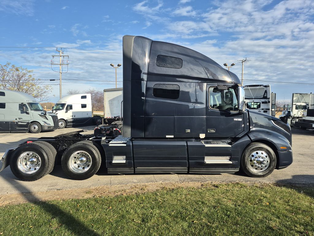 Slide images of 2023 VOLVO VNL64T760