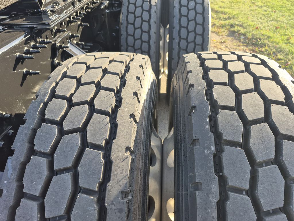 Slide images of 2023 VOLVO VNL64T760