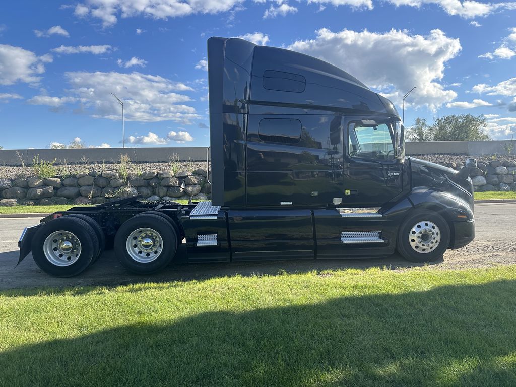 Slide images of 2023 VOLVO VNL64T760