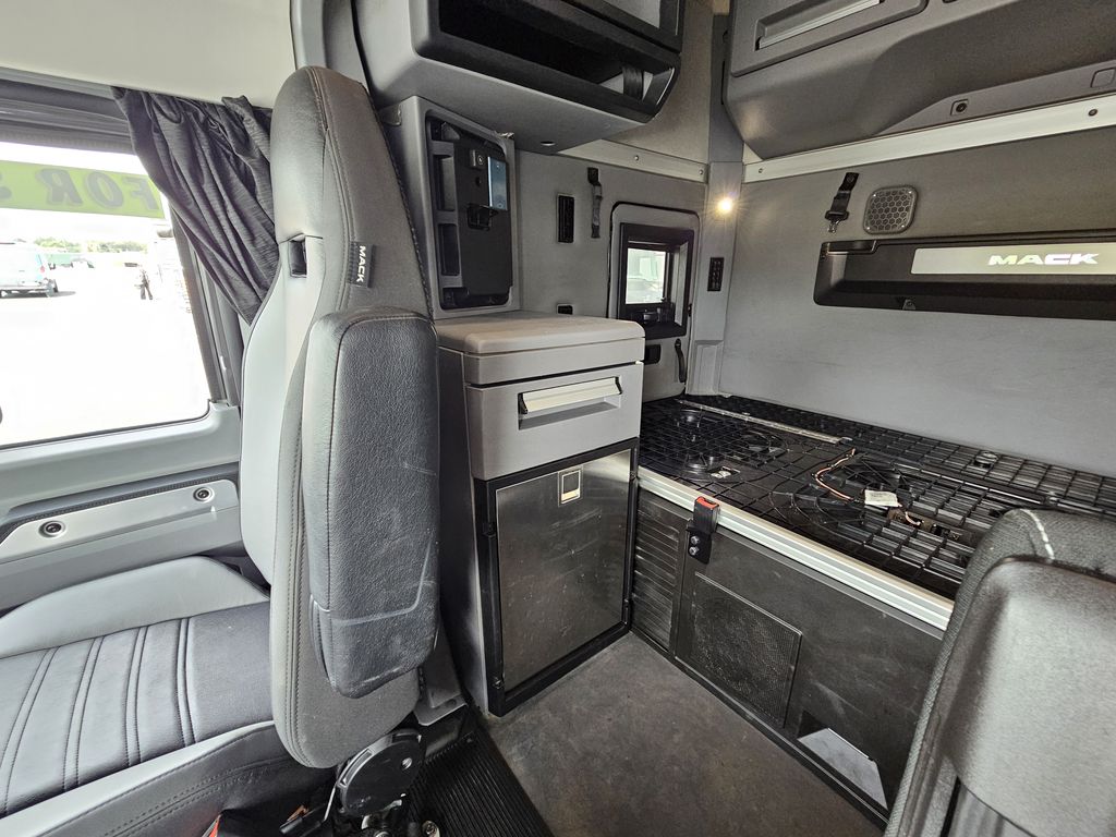Slide images of 2020 MACK PI64T