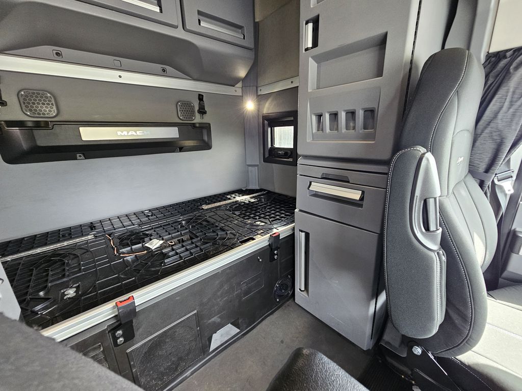 Slide images of 2020 MACK PI64T