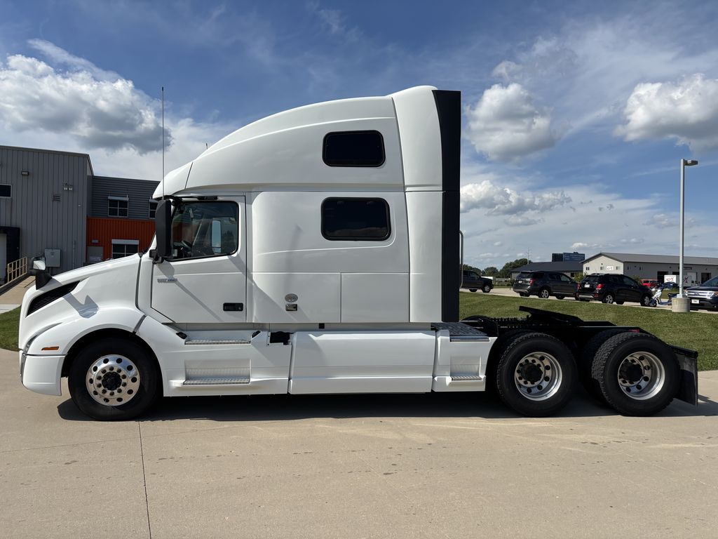 Slide images of 2023 VOLVO VNL64T860