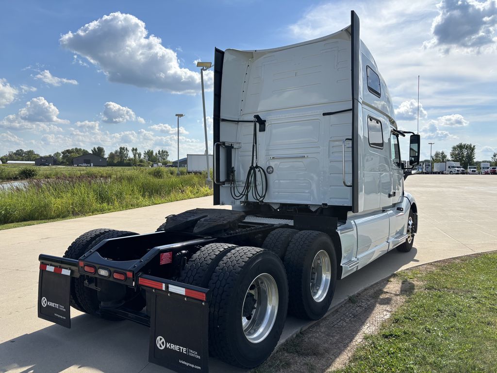 Slide images of 2023 VOLVO VNL64T860