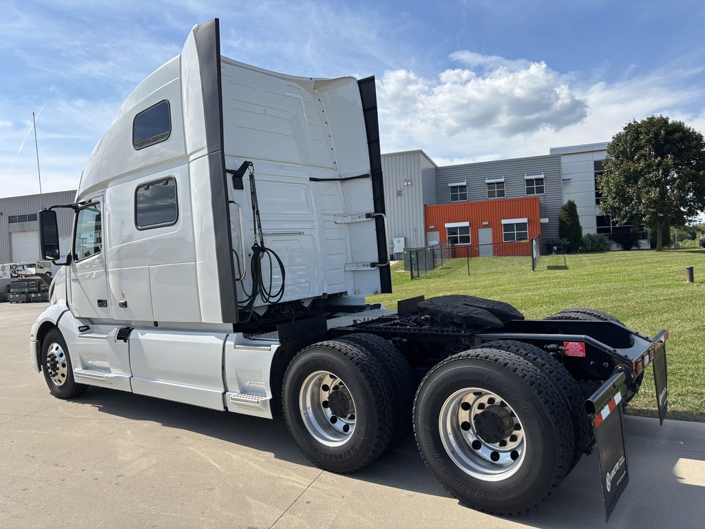 Slide images of 2023 VOLVO VNL64T860