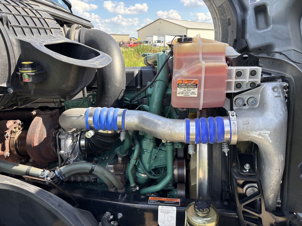 Slide images of 2023 VOLVO VNL64T860