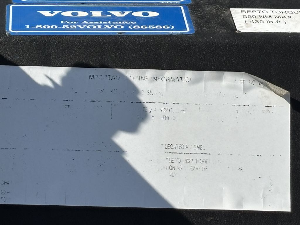 Slide images of 2023 VOLVO VNL64T860