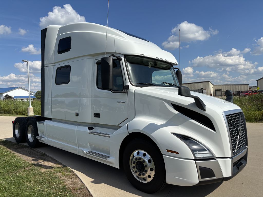 Slide images of 2023 VOLVO VNL64T860
