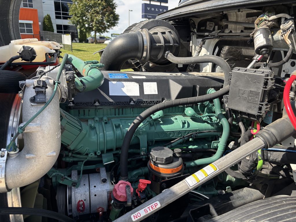 Slide images of 2023 VOLVO VNL64T860