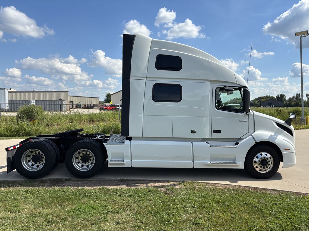 Slide images of 2023 VOLVO VNL64T860