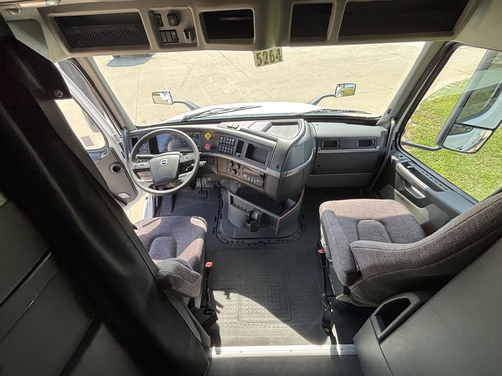 Slide images of 2023 VOLVO VNL64T860